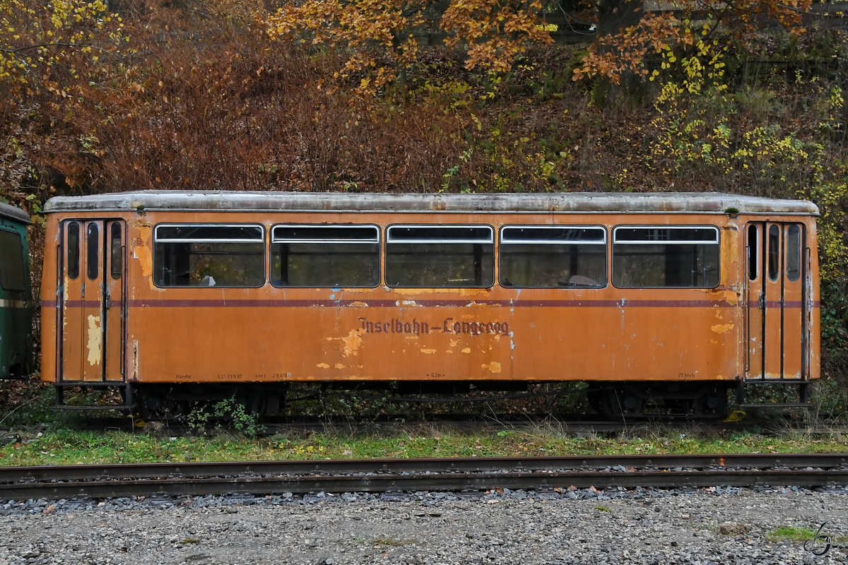 Ein Personenwagen, ehemals Inselbahn Langeoog im November 2018 am Bahnhof Hüinghausen.