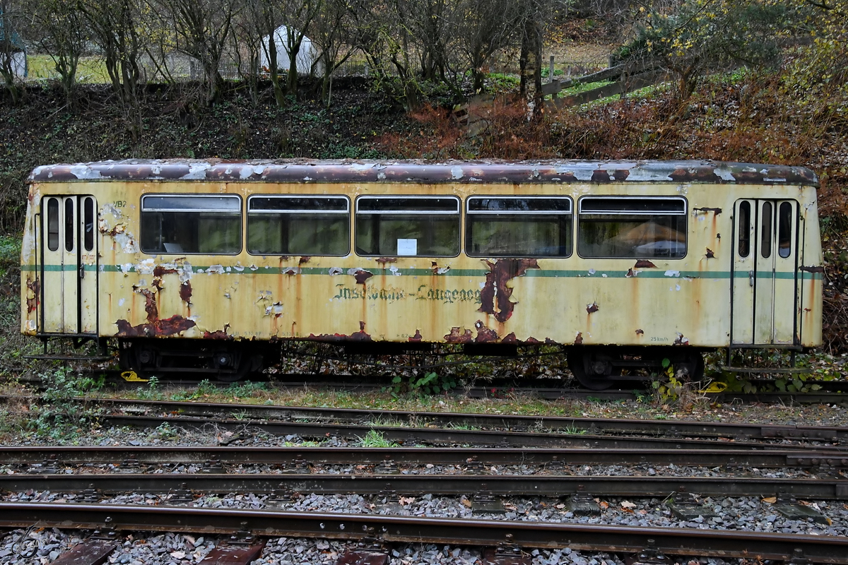 Ein Personenwagen, ehemals Inselbahn Langeoog im November 2018 am Bahnhof Hüinghausen.
