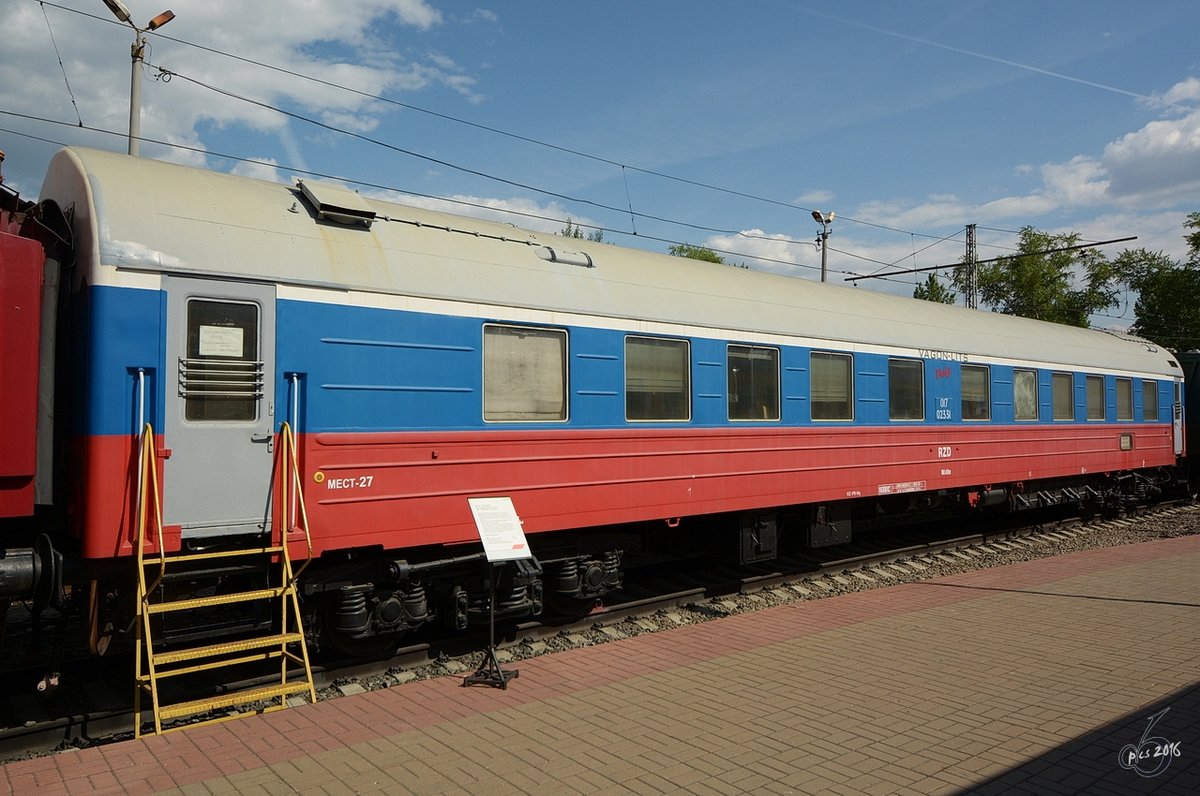 Ein Personenwagen im Eisenbahnmuseum von Moskau Anfang Mai 2016