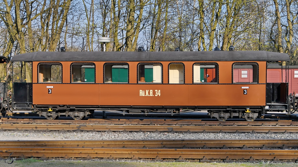 Ein Personenwagen vom Typ KC in der Bemalung der Rügenschen Kleinbahn. (Bahnhof Putbus, April 2019)