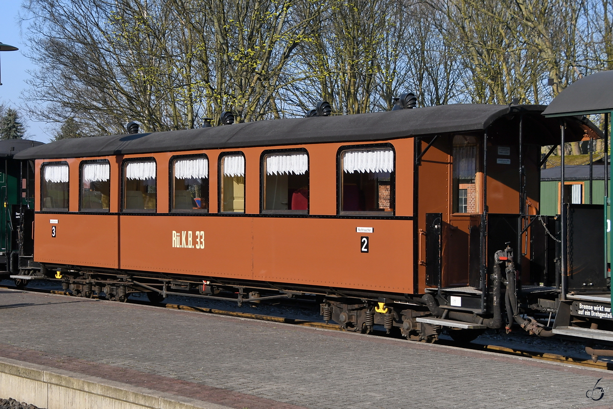 Ein Personenwagen vom Typ KC in der Bemalung der Rügenschen Kleinbahn. (Bahnhof Putbus, April 2019)