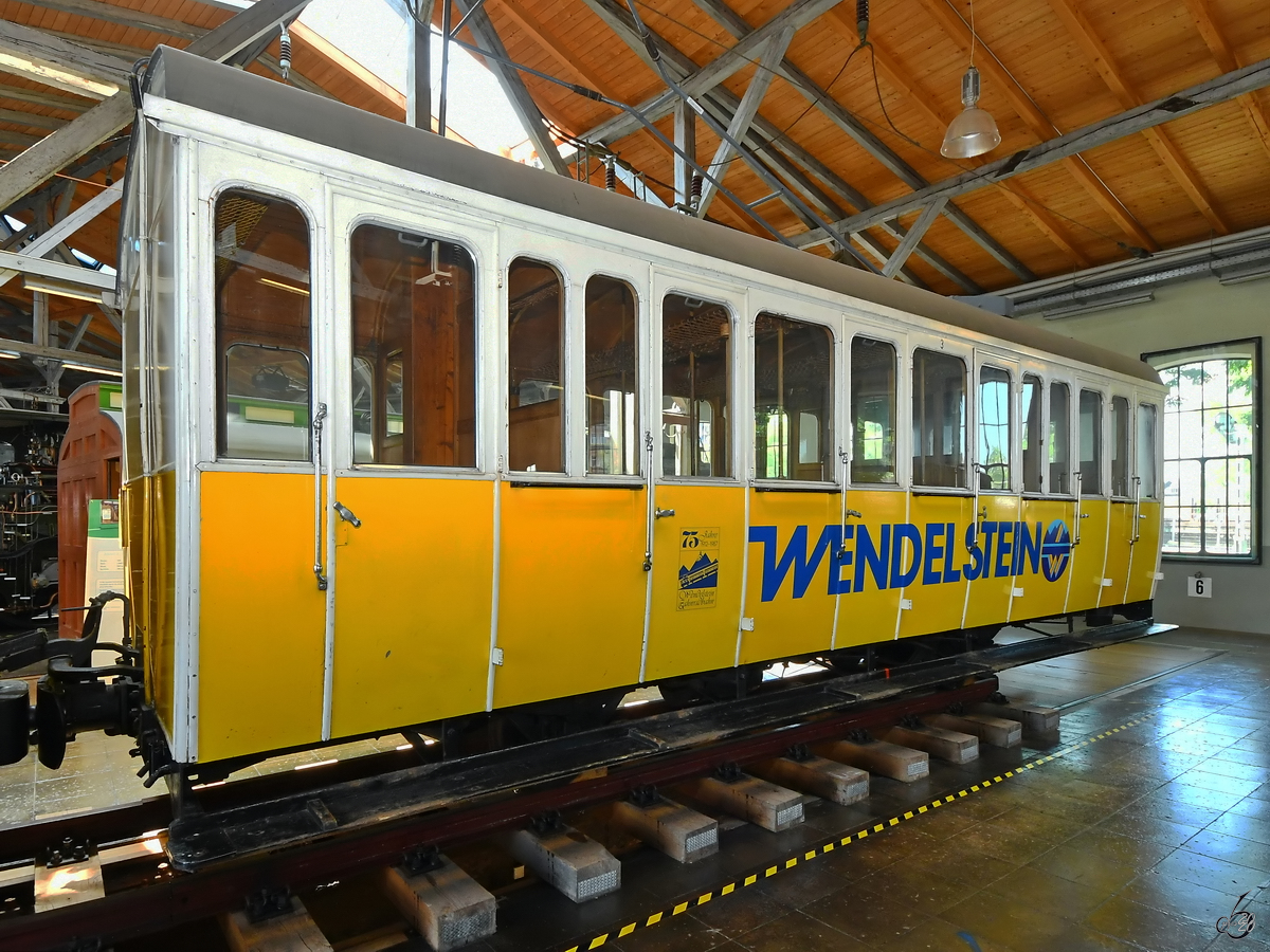 Ein Personenwagen der Wendelsteinbahn war Anfang August 2020 in der Lokwelt Freilassing zu sehen.