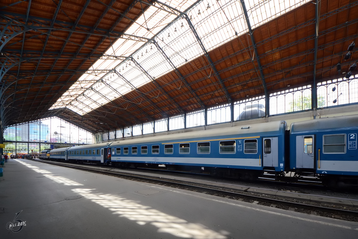 Ein Personenzug in der Haupthalle des Westbahnhofes von Budapest (August 2013)