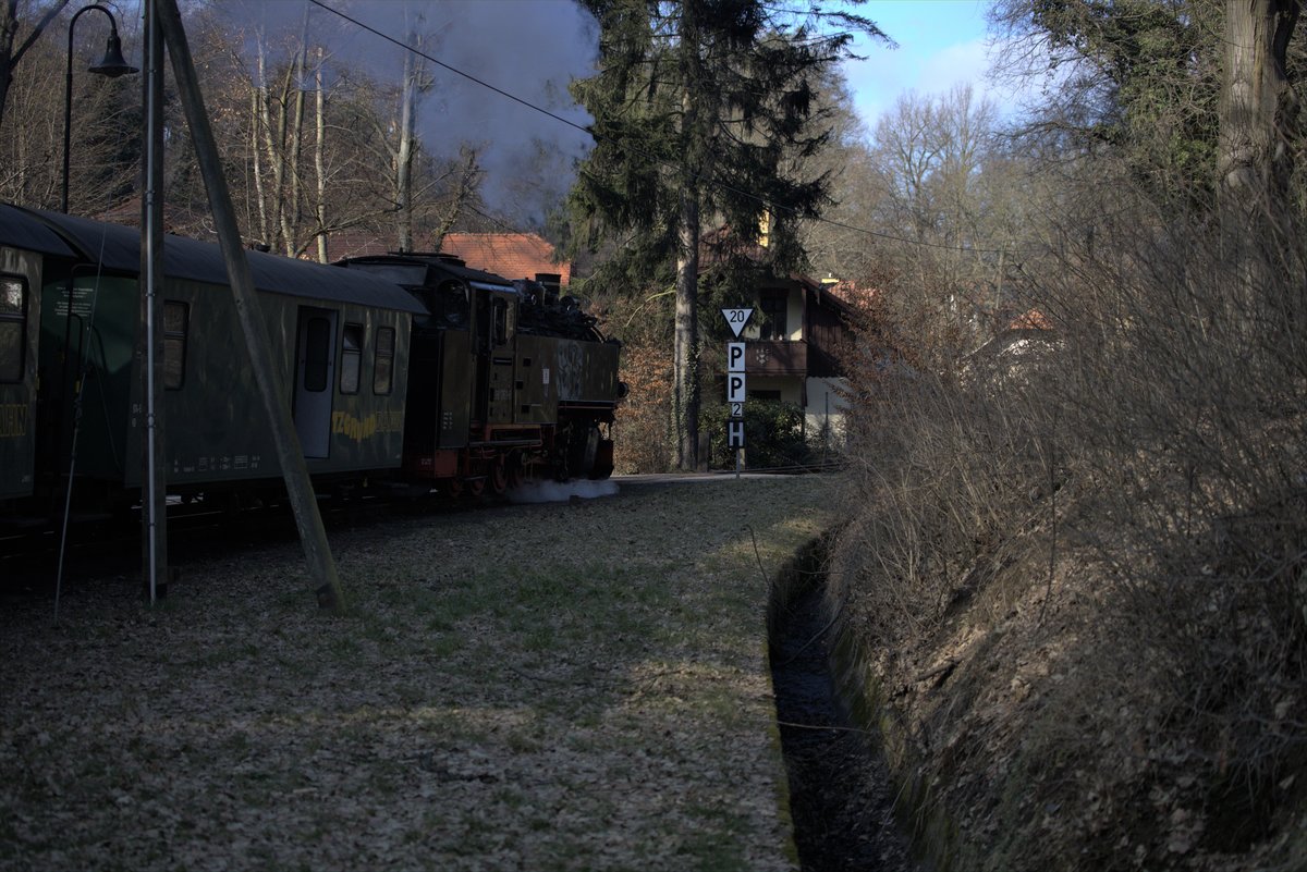 Ein Personenzug nach Radeburg, bei der Anfahrt im Haltepunkt Lößnitzgrund. Zuglok
99 1761 - 8. 28.02.2021  14:40 Uhr.