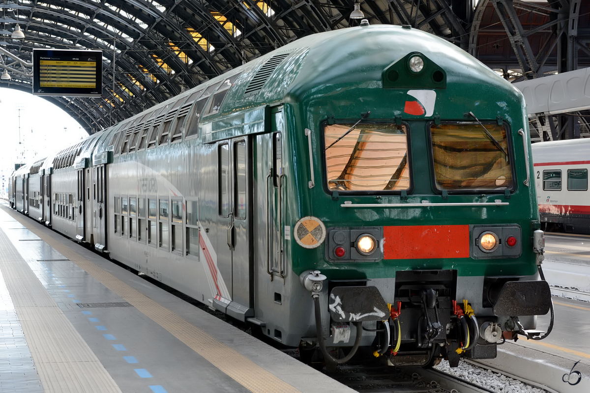 Ein Personenzug im Zentralbahnhof von Mailand. (Juni 2014)