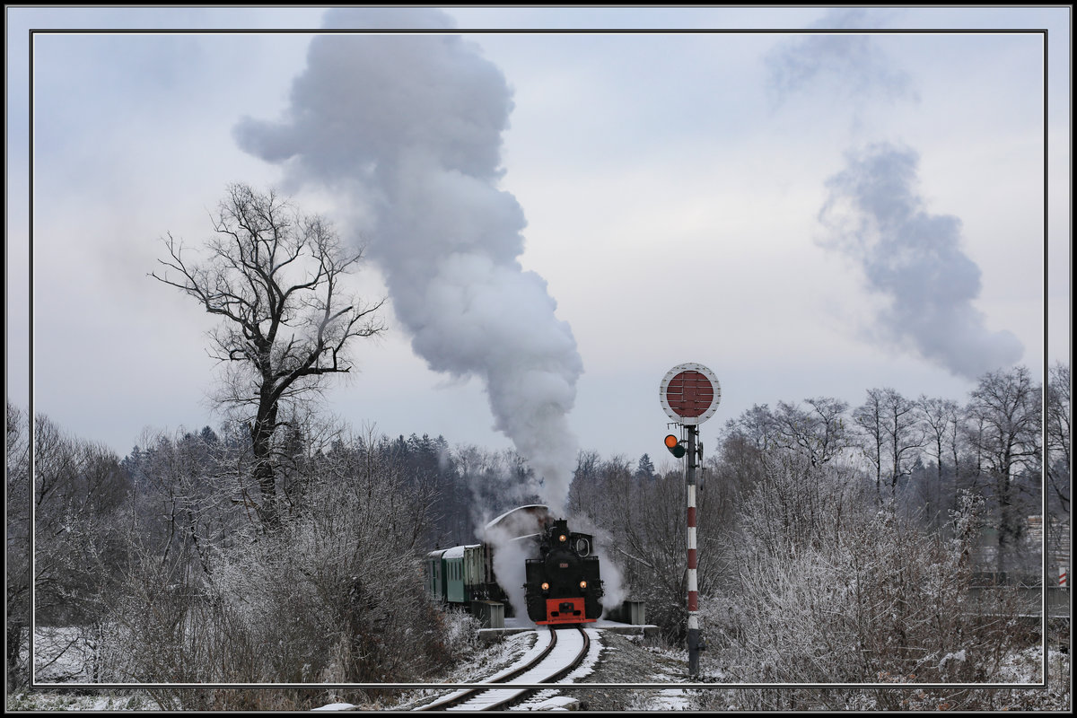 Ein Pflicht-Motiv ist das  Deckungssignal  in der Btriebsstelle Wohlsdorf. 
Einst diente es zur Absicherung der Einfahrt in das Vierschienengleis.
16.12.2018 
