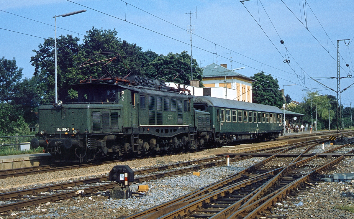 Ein planmäßige Leistung von 194 des BW Rosenheim war die Beförderung des Kurswagens Dortmund - Bad Aibling als N 6224 ab Rosenheim im Sommerfahrplan 1980. An einem Augusttag ist 194 128 soeben in Bad Aibling eigetroffen.