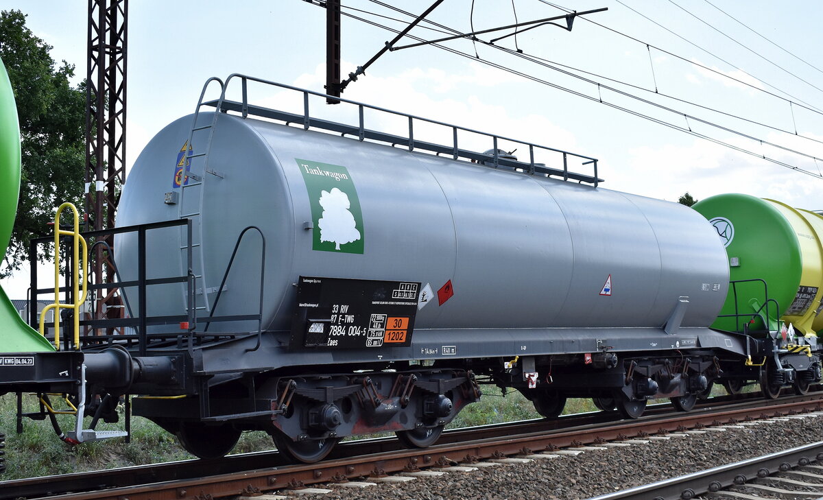Ein polnischer Kesselwagenzug mit einem Kesselwagen vom Einsteller TANKWAGON Sp z o.o. aus Polen mit französischer Registrierung mit der Nr. 33 RIV 87 F-TWG 7884 004-5 Zaes (GE) für lt. UN-Nr.: 30/1202 das Ladegut Dieselkraftstoff am 14.07.23 Höhe Bahnhof Kostrzyn nad Odrą.