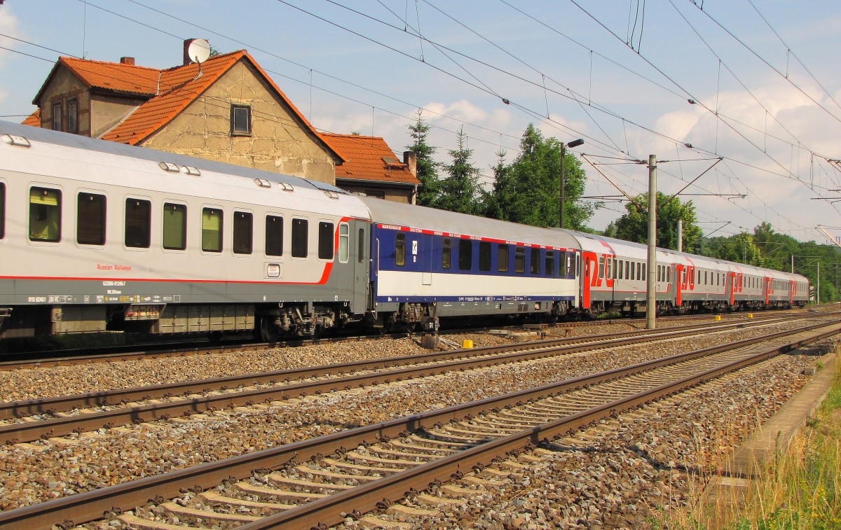 Ein polnischer Speisewagen im umgeleiteten EN 452 von Moskva Belorusskaja nach Paris Est, am 02.07.2013 in Erfurt Bischleben.