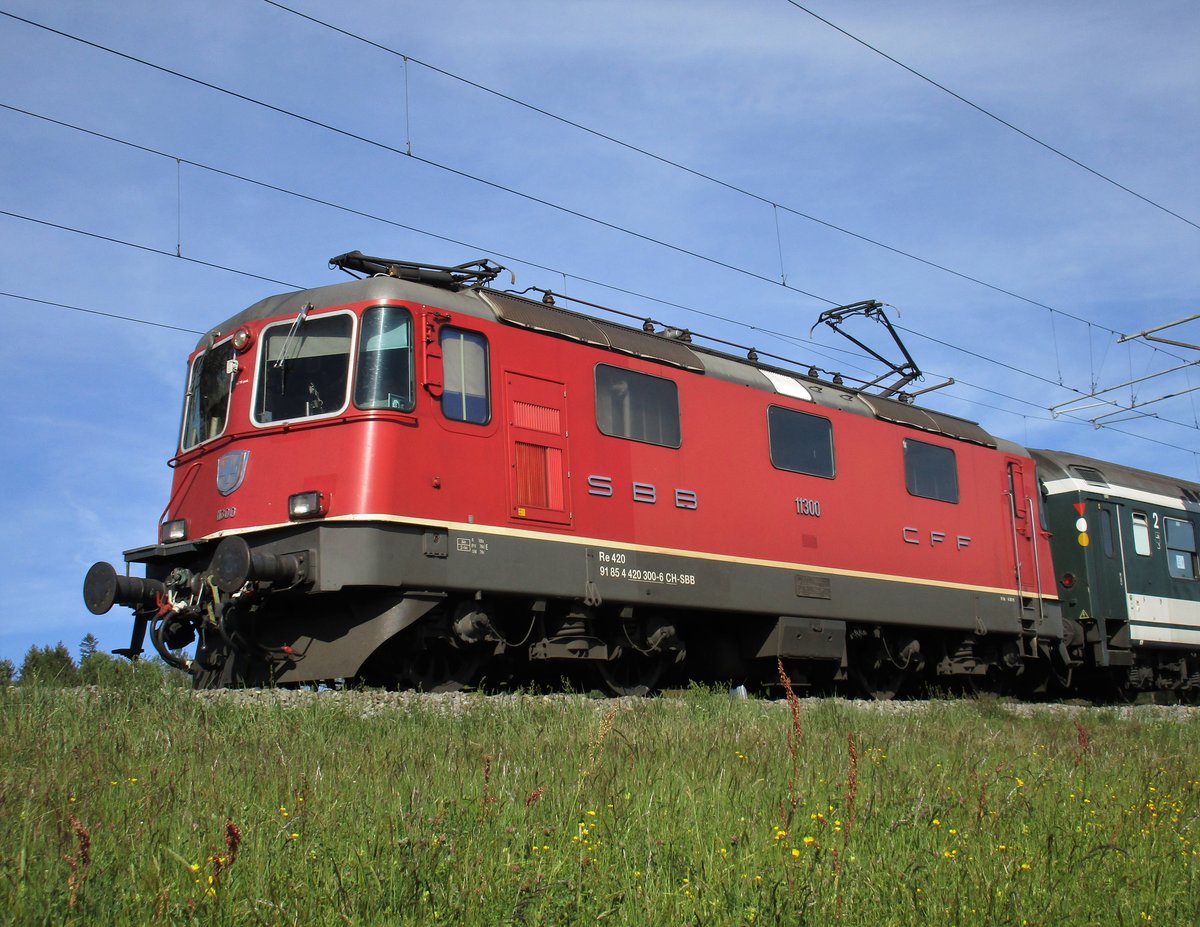 Ein Porträt der SBB Re 4/4 II Nr. 11300: Die Lok verkehrte am 30. April 2017 mit einem Extrazug in Richtung Zürich. Diese Aufnahme entstand zwischen Bassersdorf und Baltenswil.