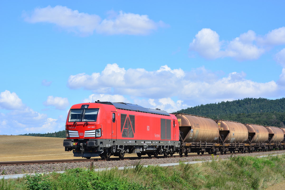 Ein Portrait der 247 904-6 durfte natürlich auch nicht fehlen. Hier brummt sie mit dem GM60742 Buna Werke - Bft Blankenburg Nord durch der Felder gen Börnecke weiter nach Blankenburg.

Börnecke 05.08.2017