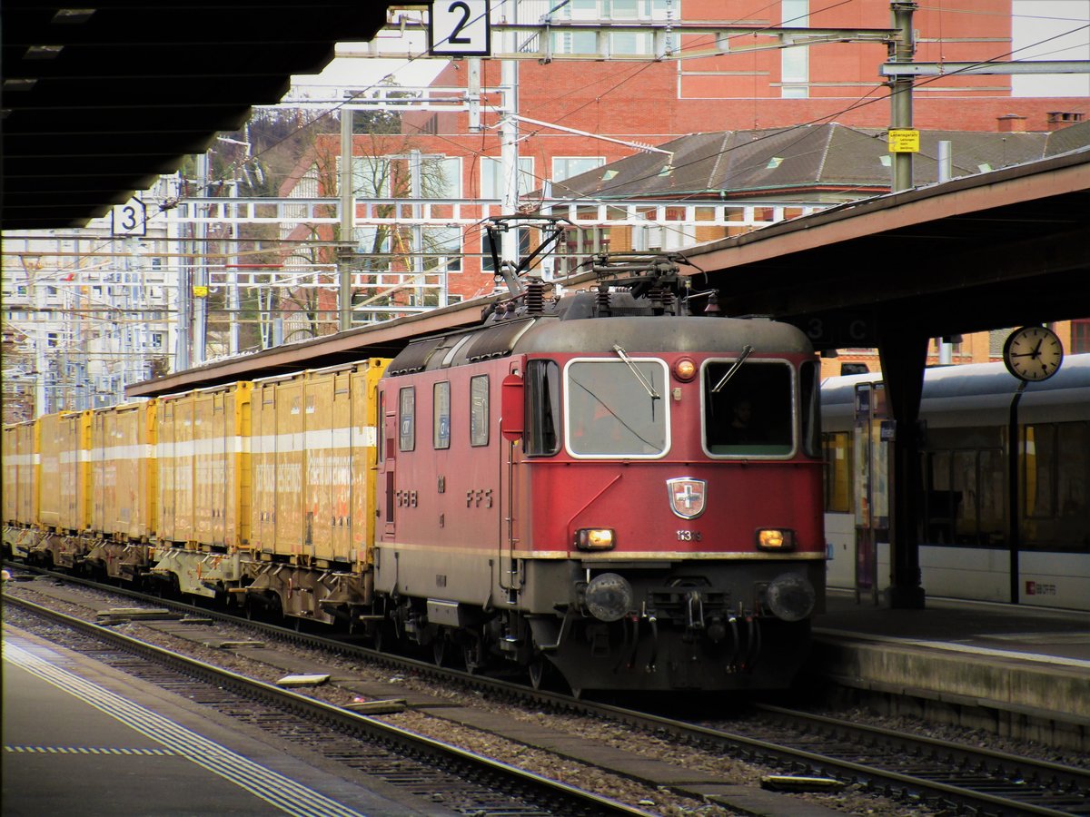 Ein Postzug durchfuhr am 28.2.17 um 12.44 Uhr auf Gleis 3 den Bahnhof Winterthur. Geführt wurde der Postzug von der SBB Re 4/4 III Nr. 11319.