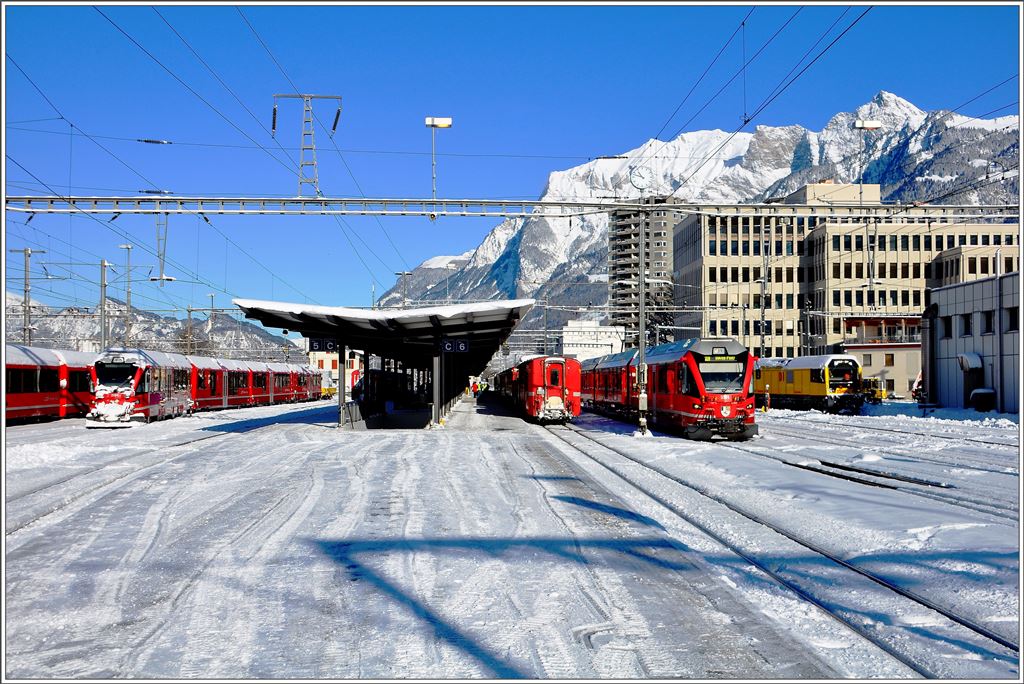 Ein prächtiger Wintertag in Landquart mit grossen Verspätungen auf dem Netz der Bundesbahn und der RhB mit Durchsagen, die den Anzeigen wiedersprachen und umgekehrt. (18.01.2016)