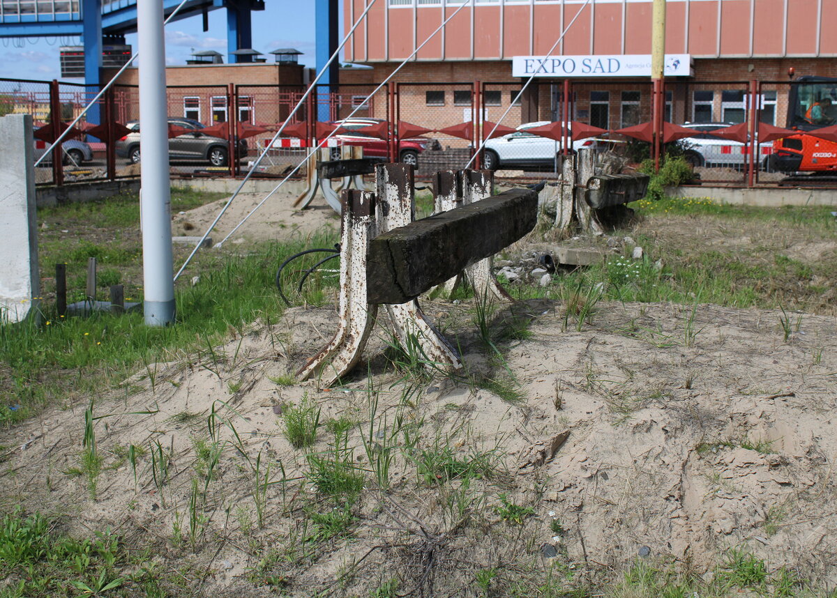 Ein Prellbock am Streckenende in Świnoujście Port, am 11.08.22023. Vom Parkplatz aus fotografiert.