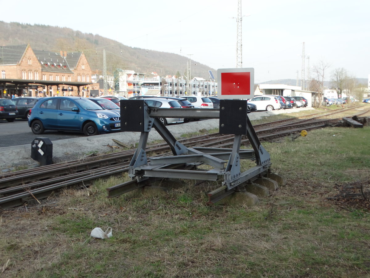 Ein Prellbock in Gelnhausen am 14.03.17. Das Foto wurde von einen Gehweg aus gemacht der über die Gleise führt