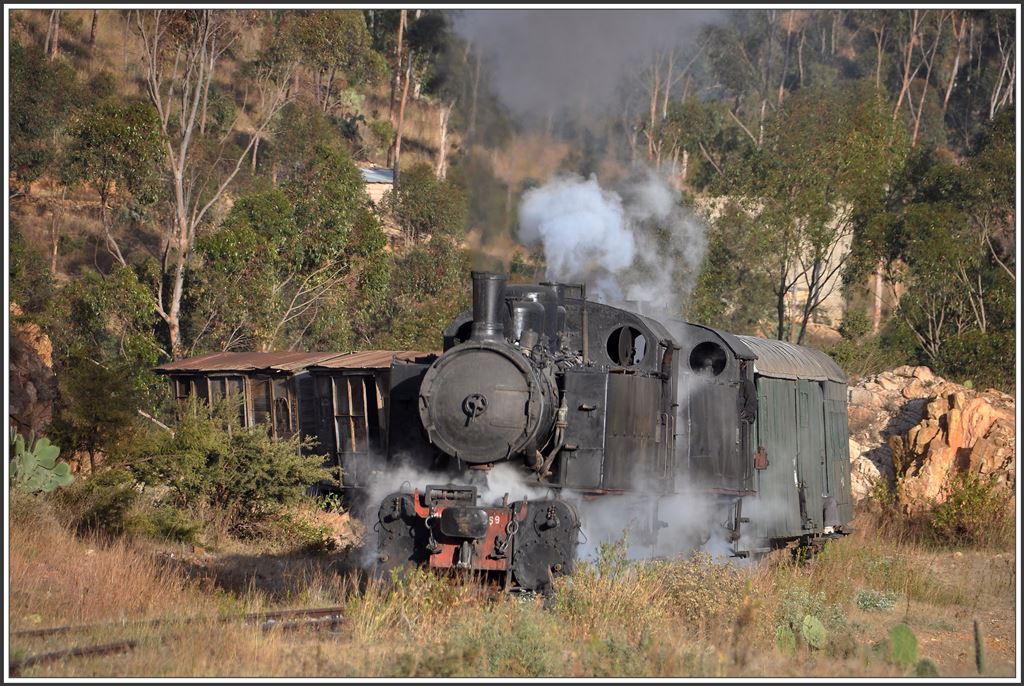 Ein Problem der alten Loks ist der Verlust von Dampf, weshalb öfters mal angehalten wird, um den Druck wieder aufzubauen. (10.12.2014)