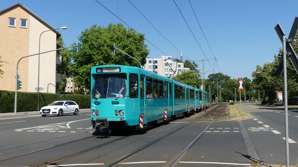 Ein Ptb-Wagen der Frankfurter U-Bahn als Sonderzug Enkheim - Herrstraße kurz vor der Station Fischstein. Aufgenommen am 30.6.2018 16:01
