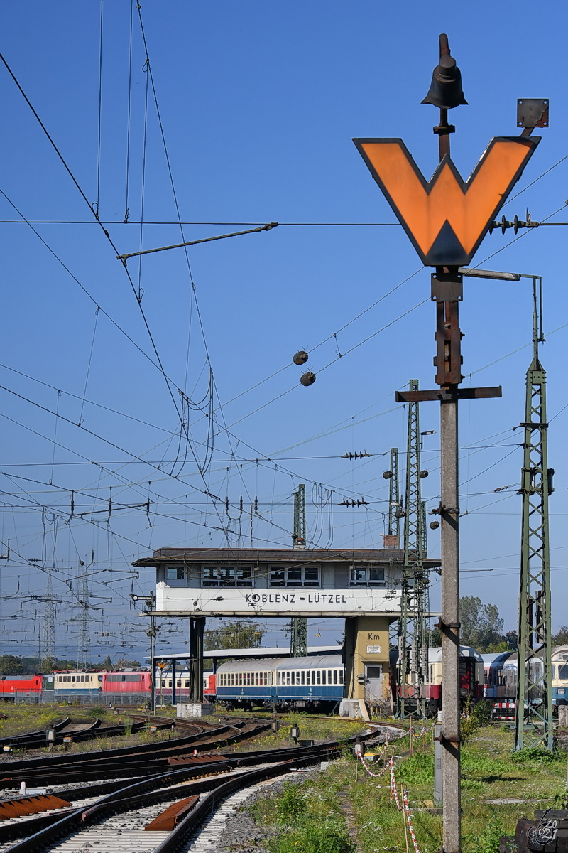 Ein Ra 11 - Wartezeichen / Rangierhaltsignal und das Weichenwärter-Stellwerk Km auf dem Rangierbahnhof in Koblenz-Lützel. (September 2021)