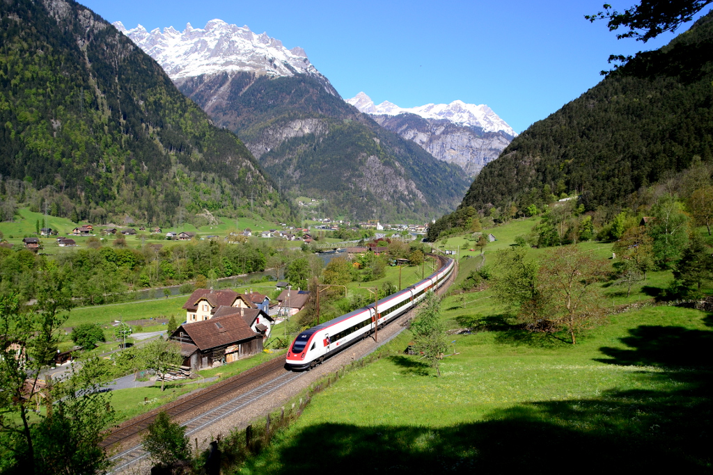 Ein RABDe 500 als IC 865 Zürich HB - Lugano am 05.05.2016 zwischen Erstfeld und Silenen