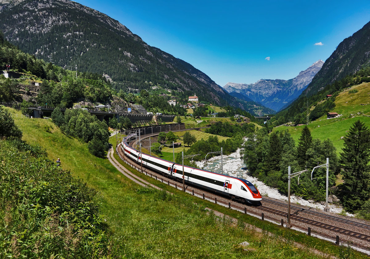 Ein RABDe 500 durchfährt als ICN 680 (Lugano - Luzern - Basel SBB), die Wattinger Kurve bei Wassen.
Aufgenommen am 19.7.2016.