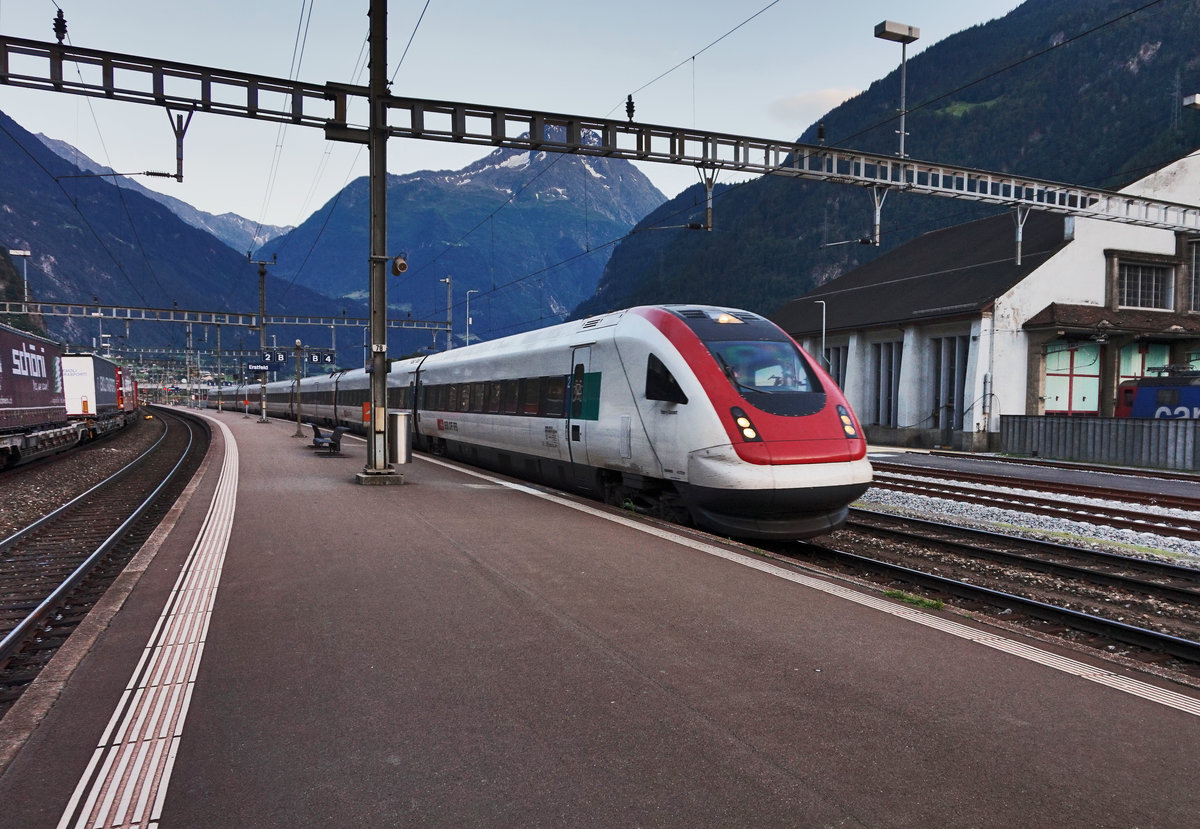 Ein RABDe 500 durchfährt als ICN 692 (Lugano - Basel SBB), den Bahnhof Erstfeld.
Aufgenommen am 20.7.2016.