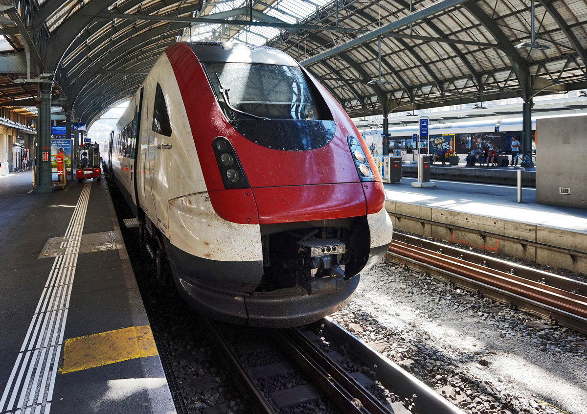 Ein RABDe 500 steht als ICN 1532 (St. Gallen - Zürich HB - Neuchâtel - Lausanne), im Bahnhof St. Gallen.
Aufgenommen am 18.7.2016.
