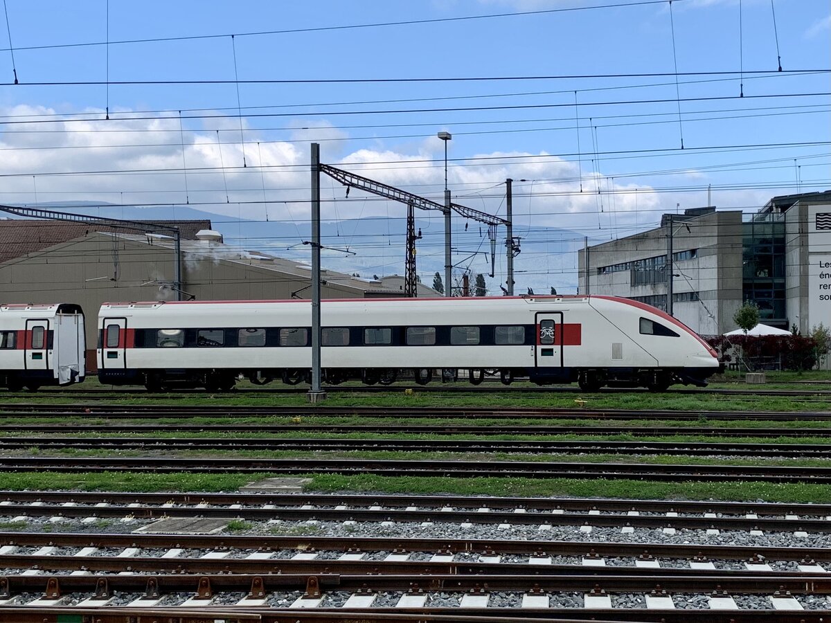 Ein RABDe 500 Steuerwagen am 9.10.21 beim IW Yverdon einzel abgestellt.