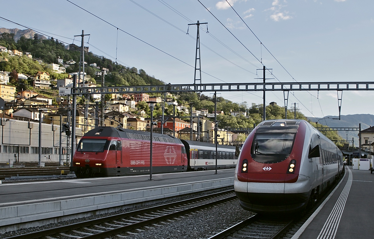 Ein RABDe 500 überholt am 05.05.2019 in Bellinzona einen IC mit der Zuglok 460 112-6 