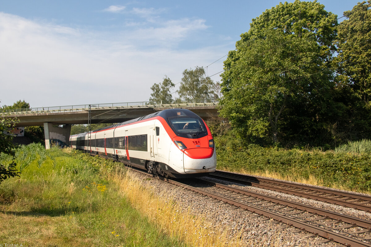 Ein RABe 501 der SBB auf Testfahrt auf der Rheintalbahn. Ab dem Fahrplanwechsel werden die Girunos auf der Strecke Milano-Frankfurt fahren. Kollmarsreute, 11.7.2023