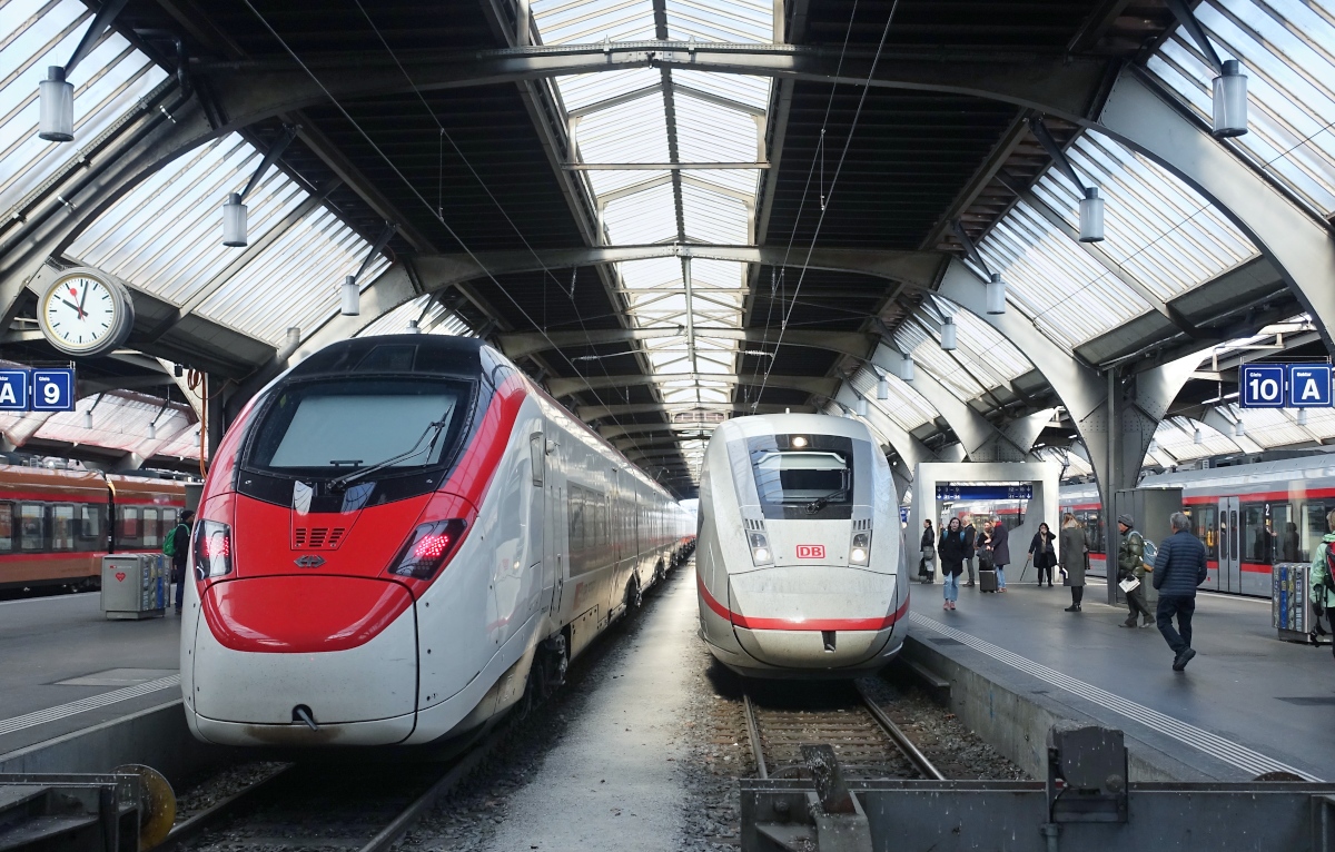Ein RABe 501 der SBB und ein ICE 4 der DB treffen sich am 04.04.2022 im Zürcher Hauptbahnhof