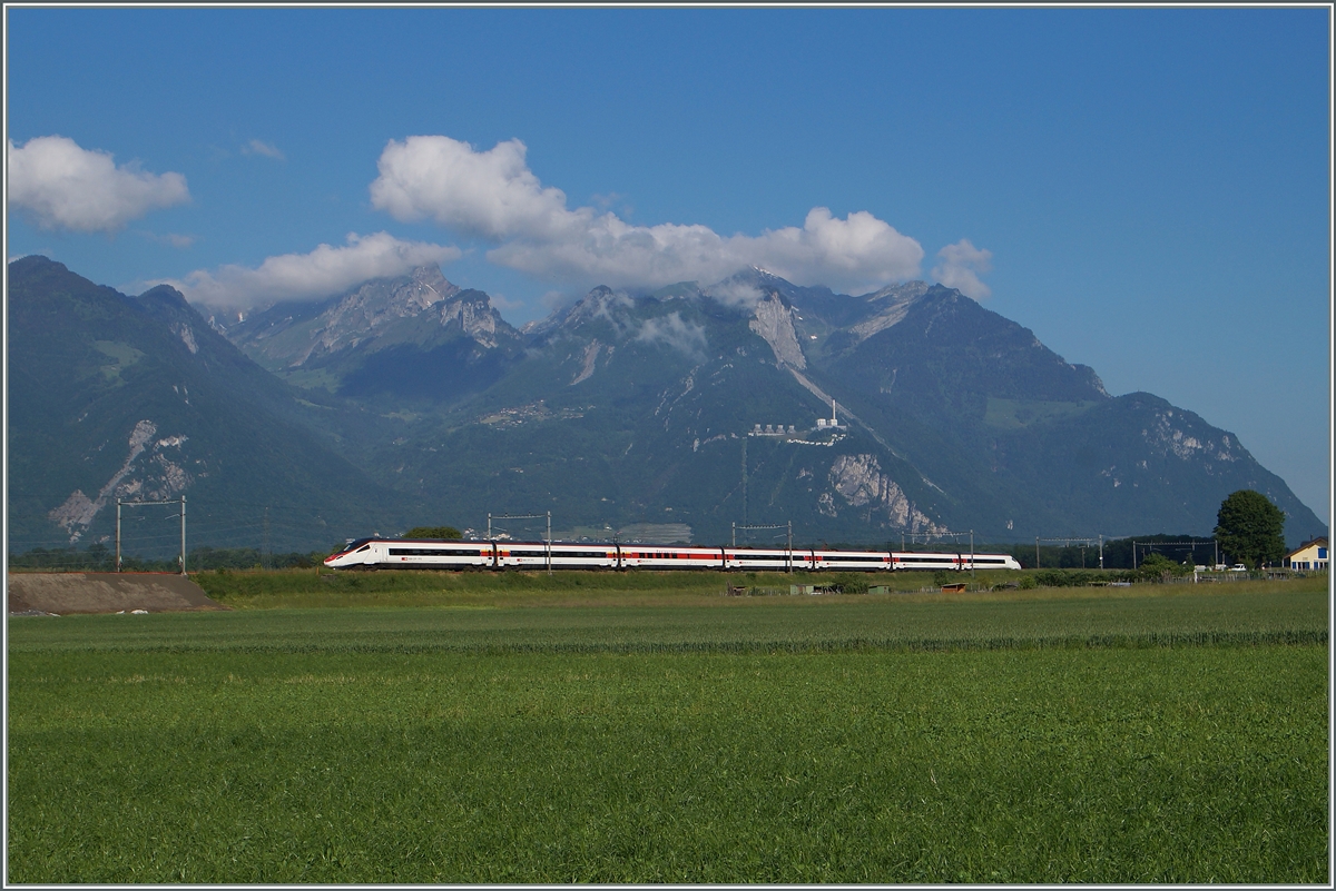 Ein RABe 503 als EC 37 von Genève nach Venezia kurz vor Aigle. 
27. Mai 2015