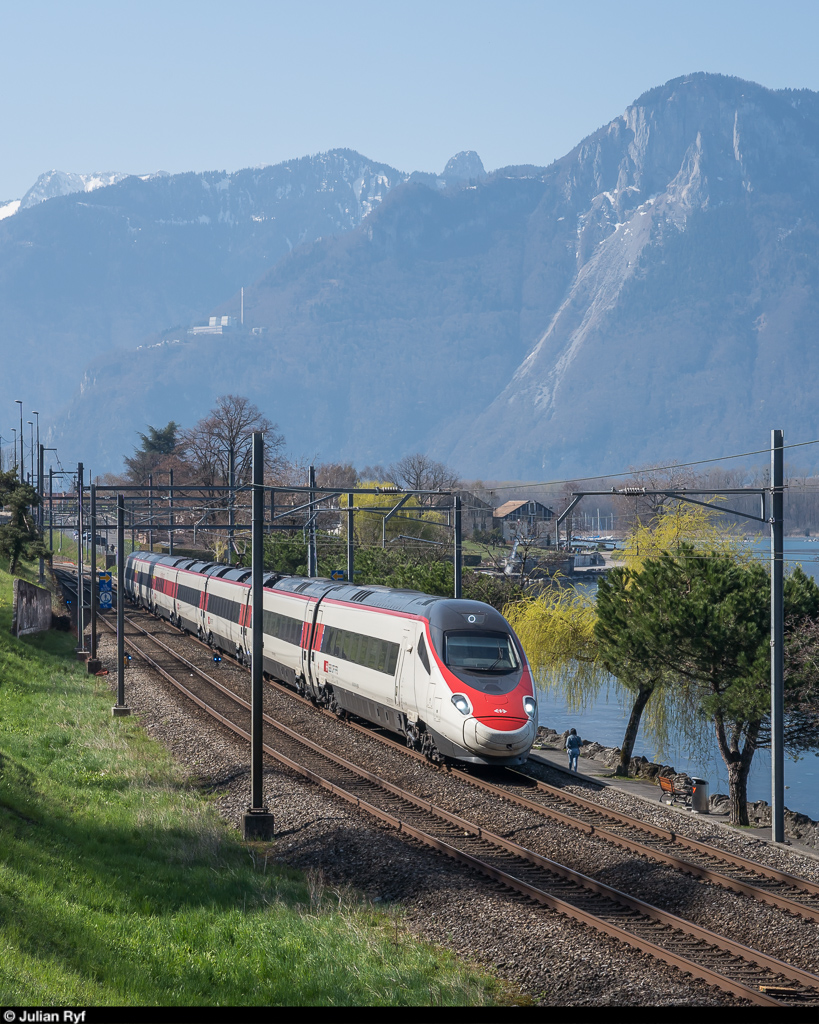 Ein RABe 503 ist am 31. März 2019 von Milano Centrale nach Genève unterwegs und konnte bei Villeneuve mit blauen Zwergsignalen ( Schlümpfen ) aufgenommen werden.