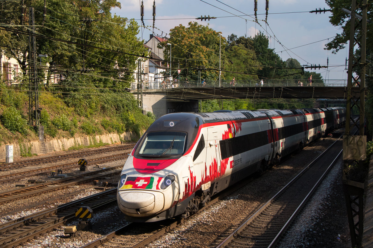 Ein RABe 503 mit Werbeblock für die Verbindung Italien - Schweiz - Deutschland. Aufgenommen am 25. Juli 2018 in Offenburg. 