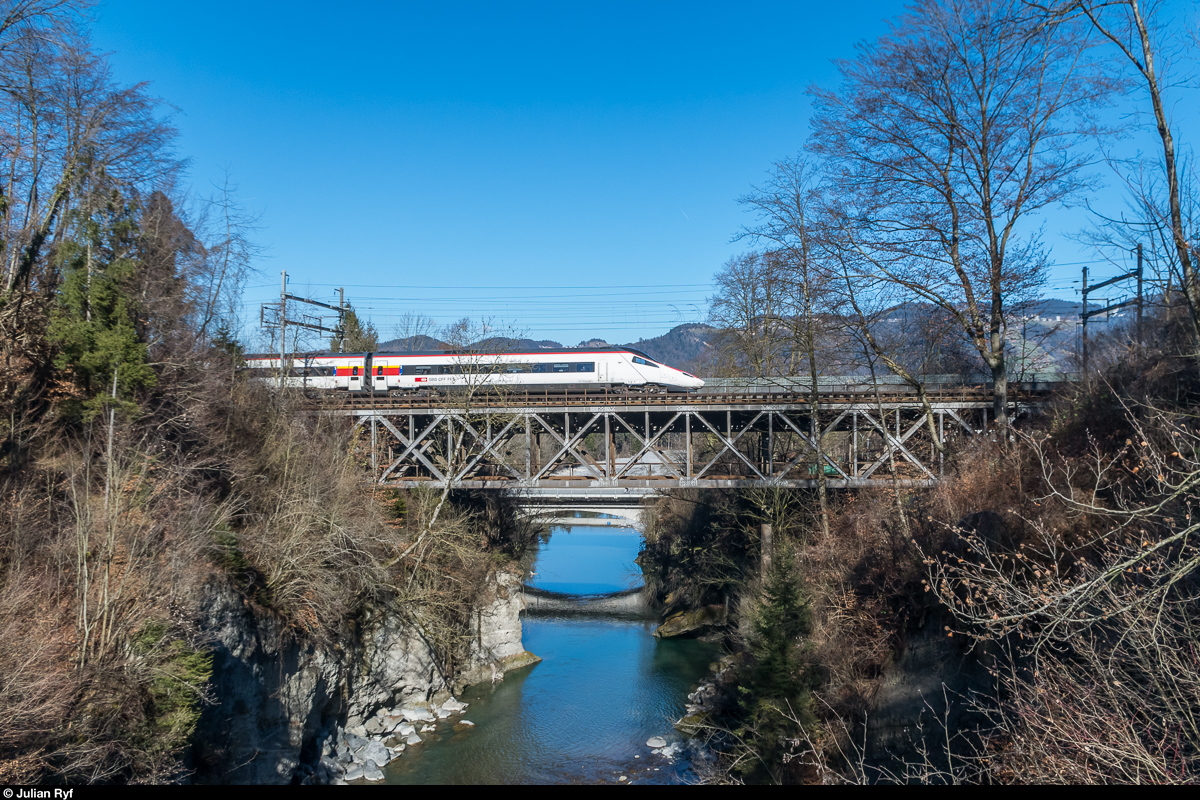 Ein RABe 503 überquert auf seinem Weg Richtung Süden am 18. Februar 2017 die Kanderbrücke bei Einigen.