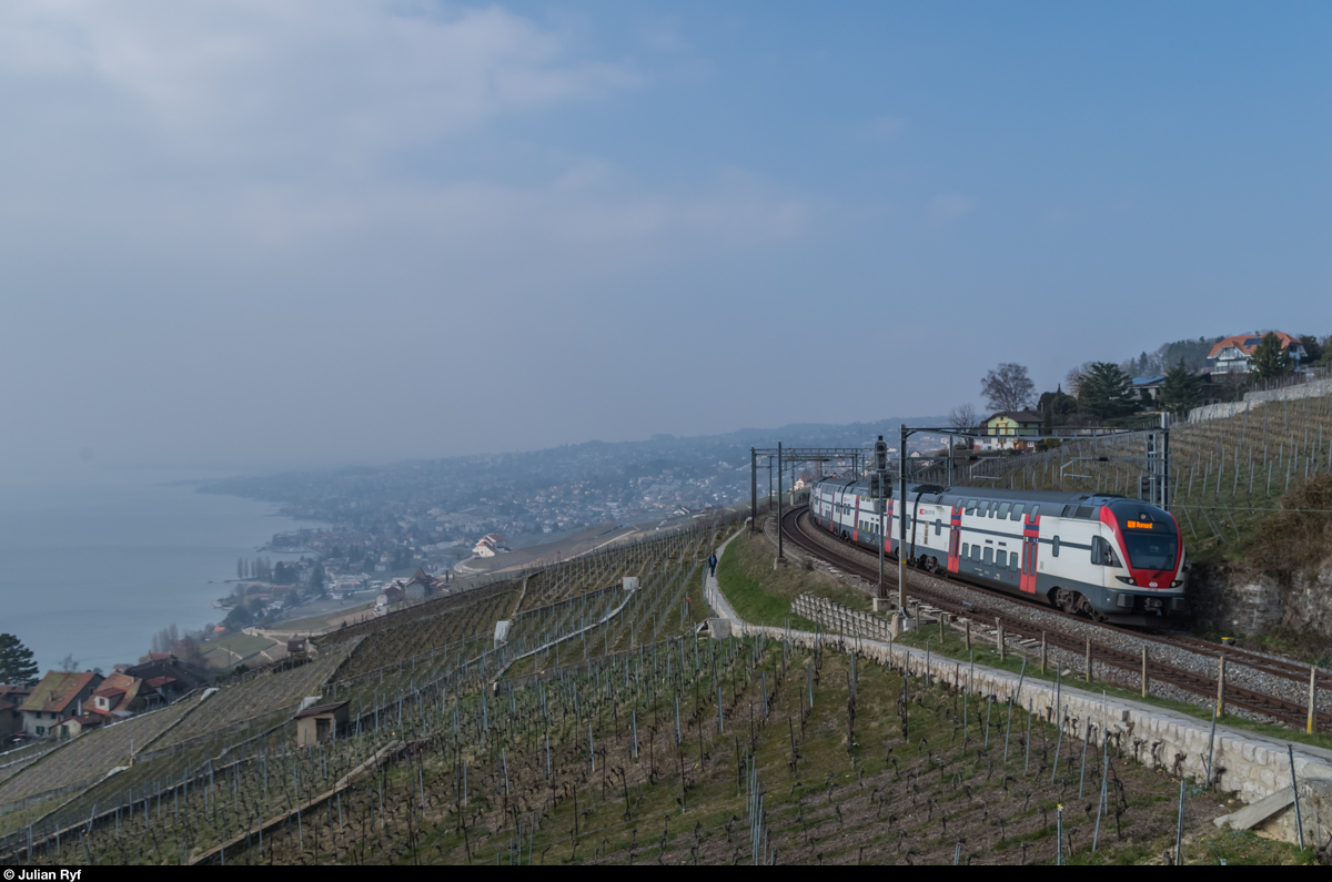 Ein RABe 511 als RE nach Romont am 12. März 2016 kurz vor Grandvaux.