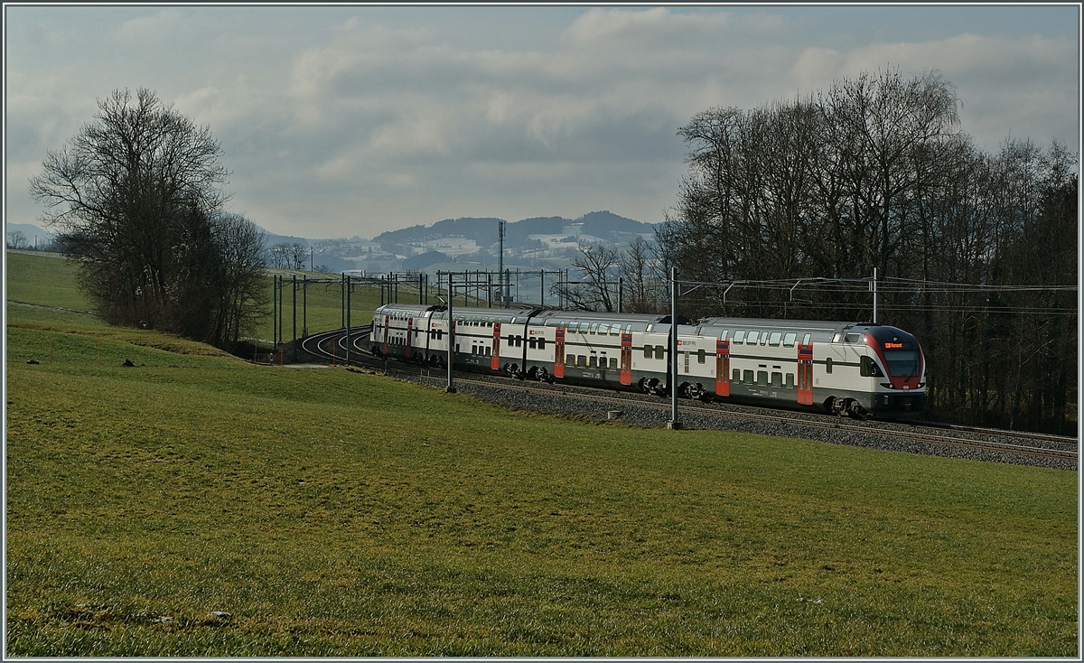 Ein RABE 511 fhrt als RE 2615 bei Vauderens Richtung Romont vorbei.
12. Jan. 2013