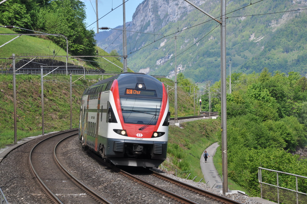 Ein Rabe 511 (Stadler Kiss) fährt dem Walensee entlang in Richtung Chur
Foto augenommen am 13.5.17