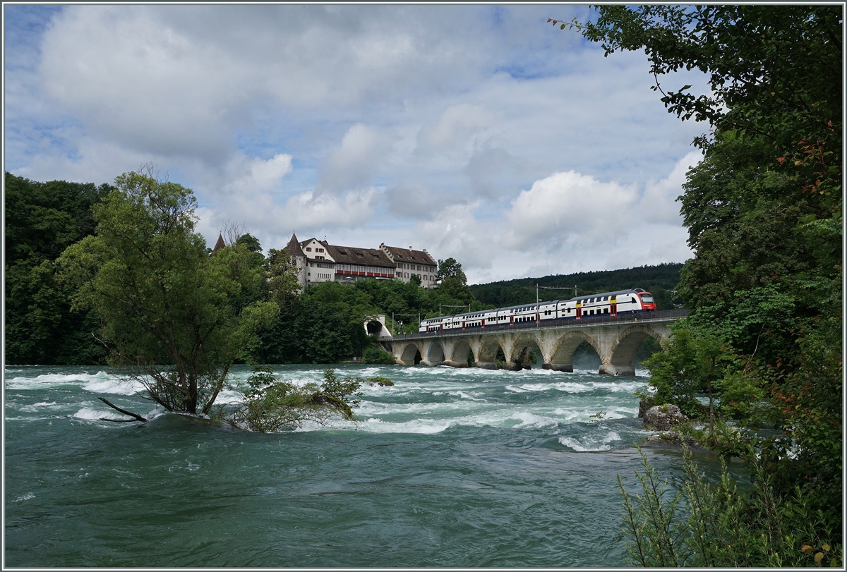 Ein RABe 514 als S 24 auf dem Weg nach Zug überquert bei Neuhausen den Rhein. Im Hintergrund das Schloss Laufen am Rheinfall.
18. Juni 2016
