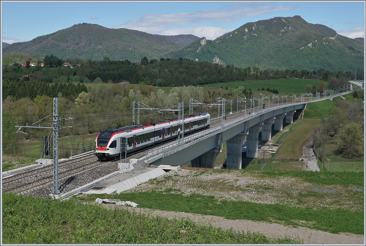 Ein RABe 524 ist als TILO S-Bahn auf dem Weg nach Varese und verlässt die 438 Meter lange Bevera Brücke. Der TILO Flirt wird in Kürze Arcisate erreichen. 

27. April 2019