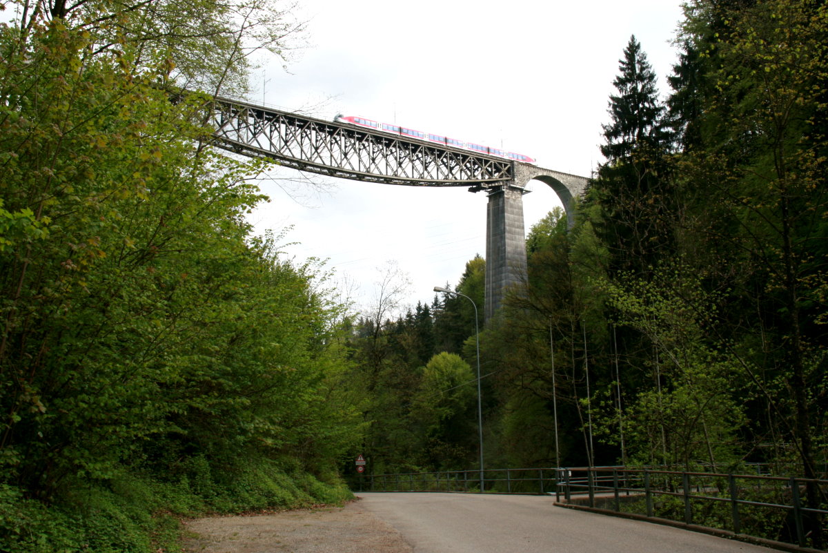Ein RABe 526 auf dem SOB-Sitterviadukt in St. Gallen; 04.05.2014