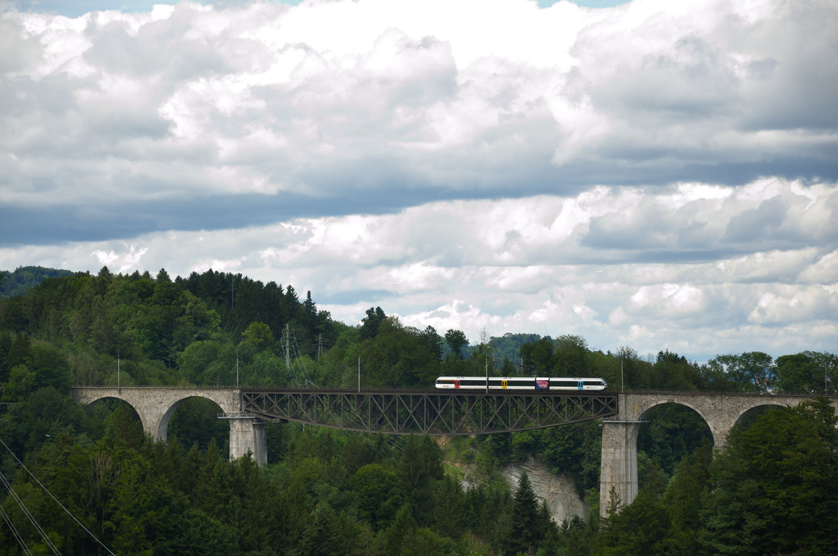 Ein RABe 526 (Stadler GTW) fährt über den Sitterviadukt zwischen St. Gallen und Herisau.
Foto aufgenommen am 1.7.17