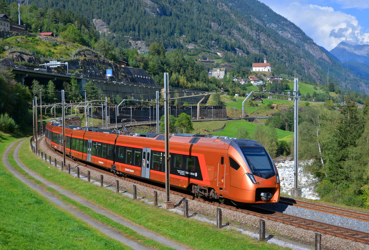 Ein RABe 526 Traverso der SOB unterhalb der Kirche von Wassen. 11.09.2021