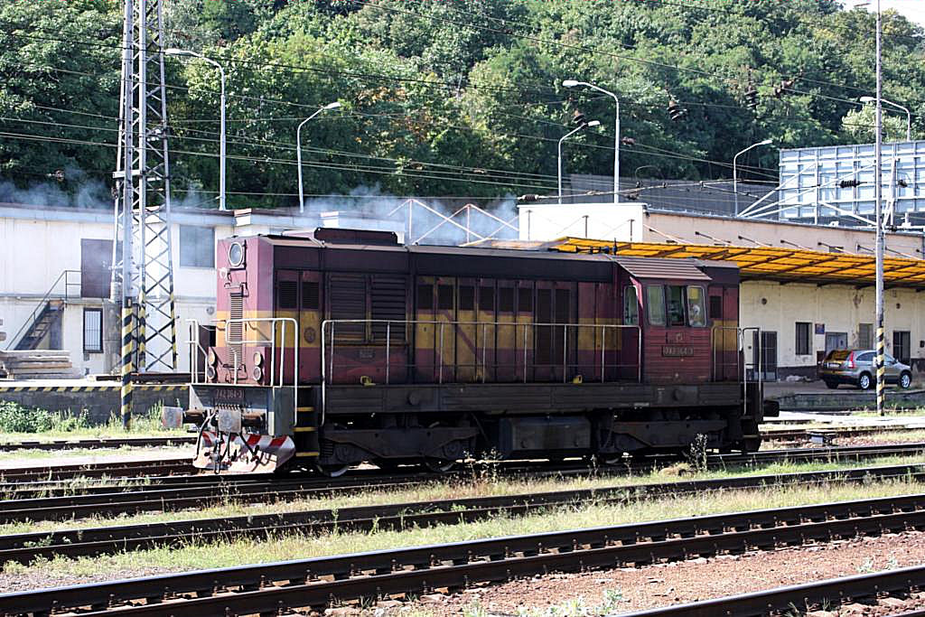 Ein  Rucherstbchen  fhrt durch den Hauptbahnhof in Bratislava.
742364 macht am 30.8.2009 mchtig viel Abgas.