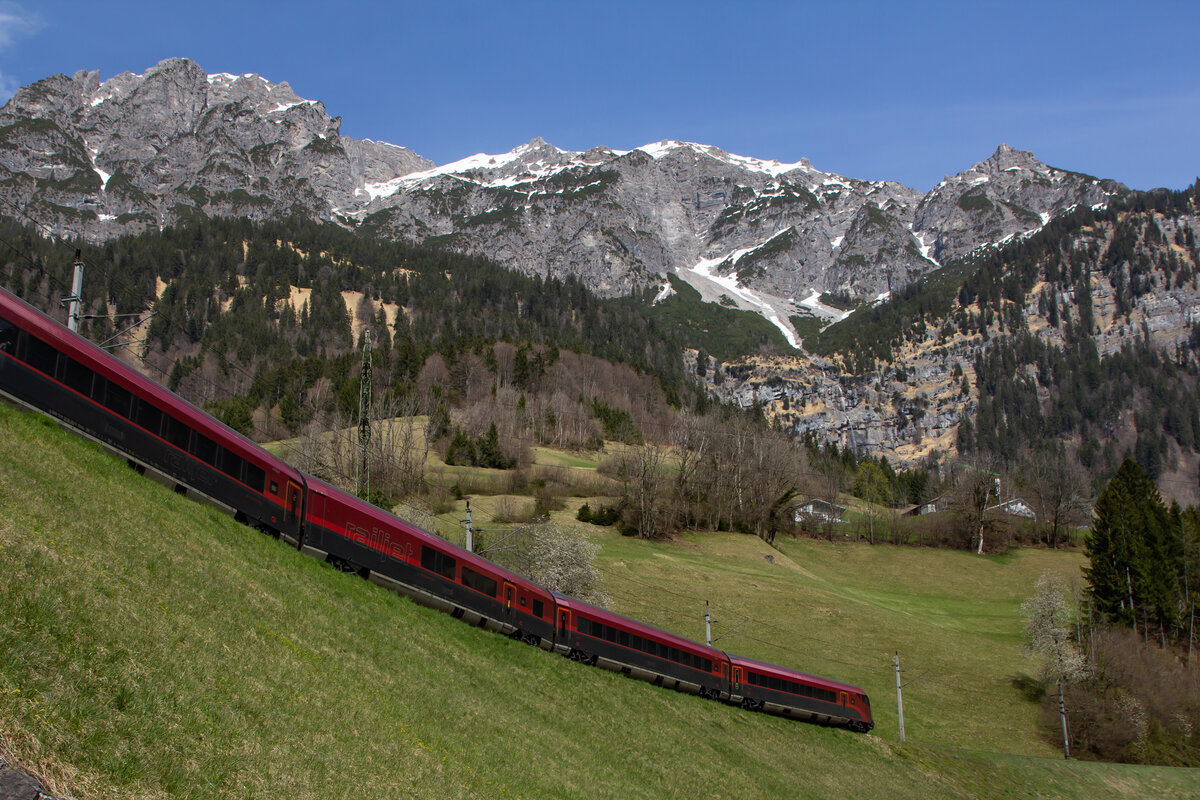 Ein Railjet im Brazer Bogen gen Innsbruck. 13.4.22