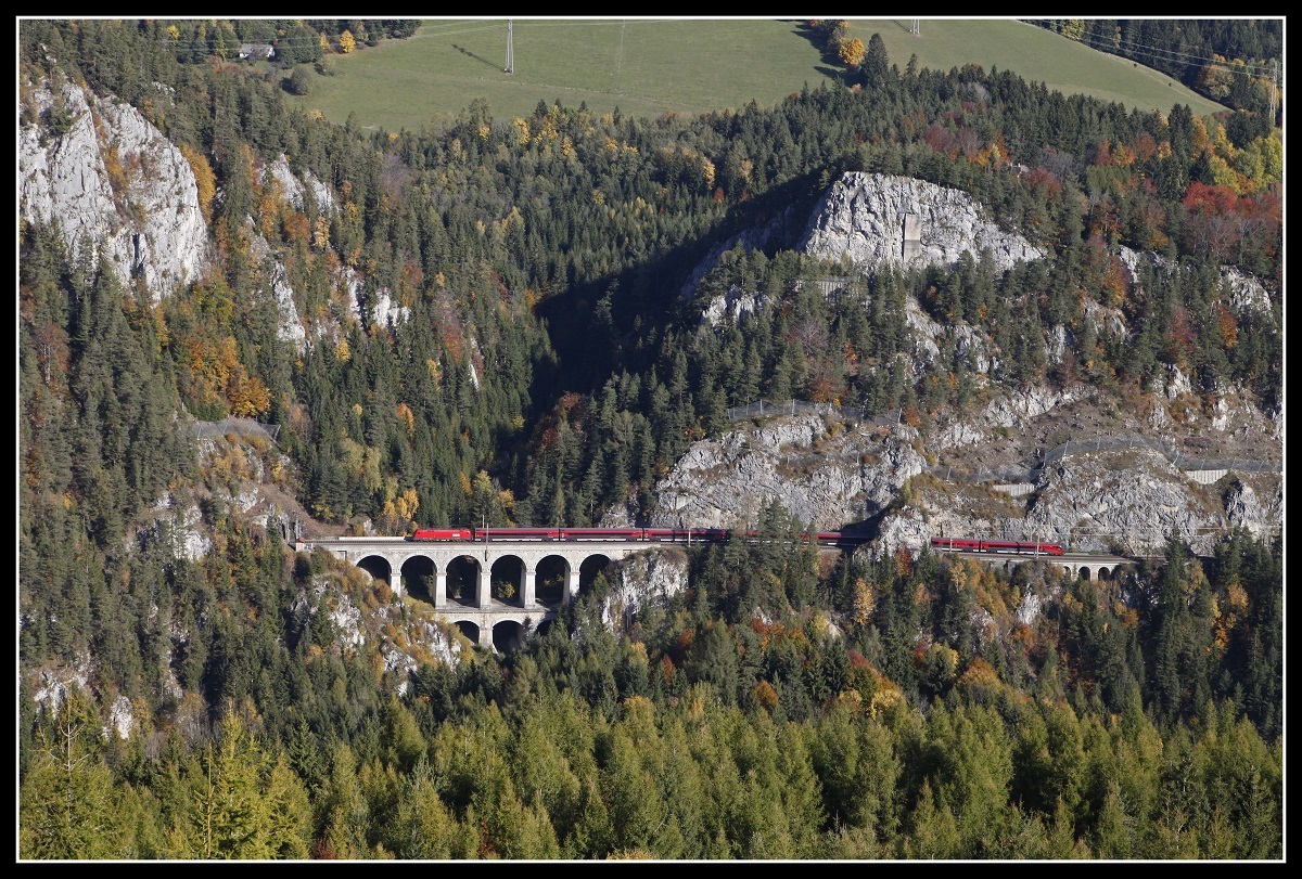 Ein Railjet fährt am 17.10.2019 über den Krauselklauseviadukt. Im rechten Bildteil unter einer Felsnase befindet sich der Krauseltunnel, der kürzeste Tunnel der Semmeringbahn.