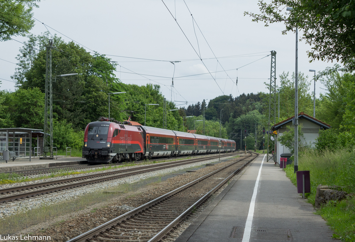 Ein Railjet mit einer 1116 231 in Aßling am 31.05.2015