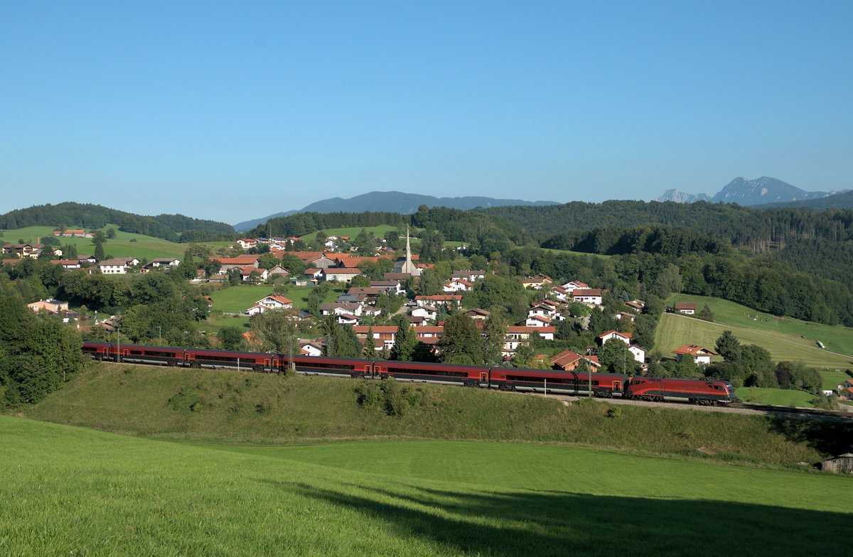 Ein Railjet nach Wien am 08.09.12 bei Bergen in Oberbayern