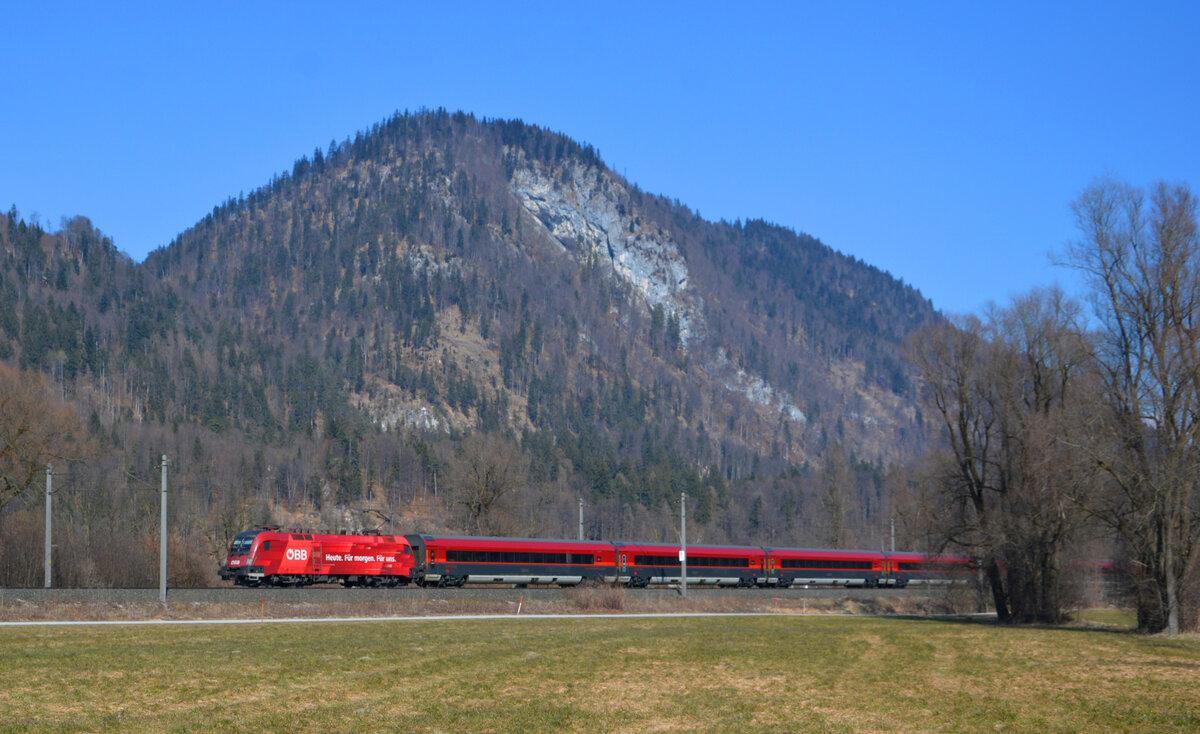 Ein Railjet rauscht bei Schaftenau durch das Inntal westwärts. 05.03.2022