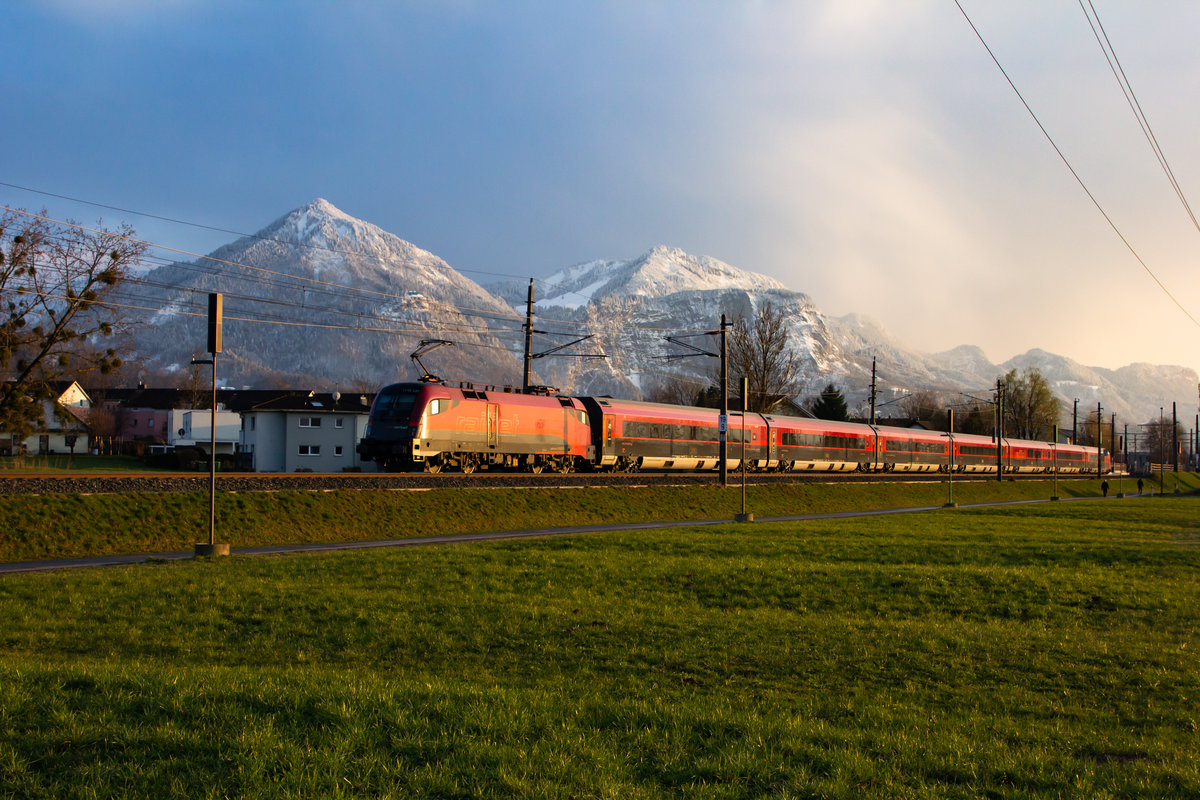 Ein Railjet vor der frisch verschneiten Bergkulisse in Dornbirn. 18.3.21