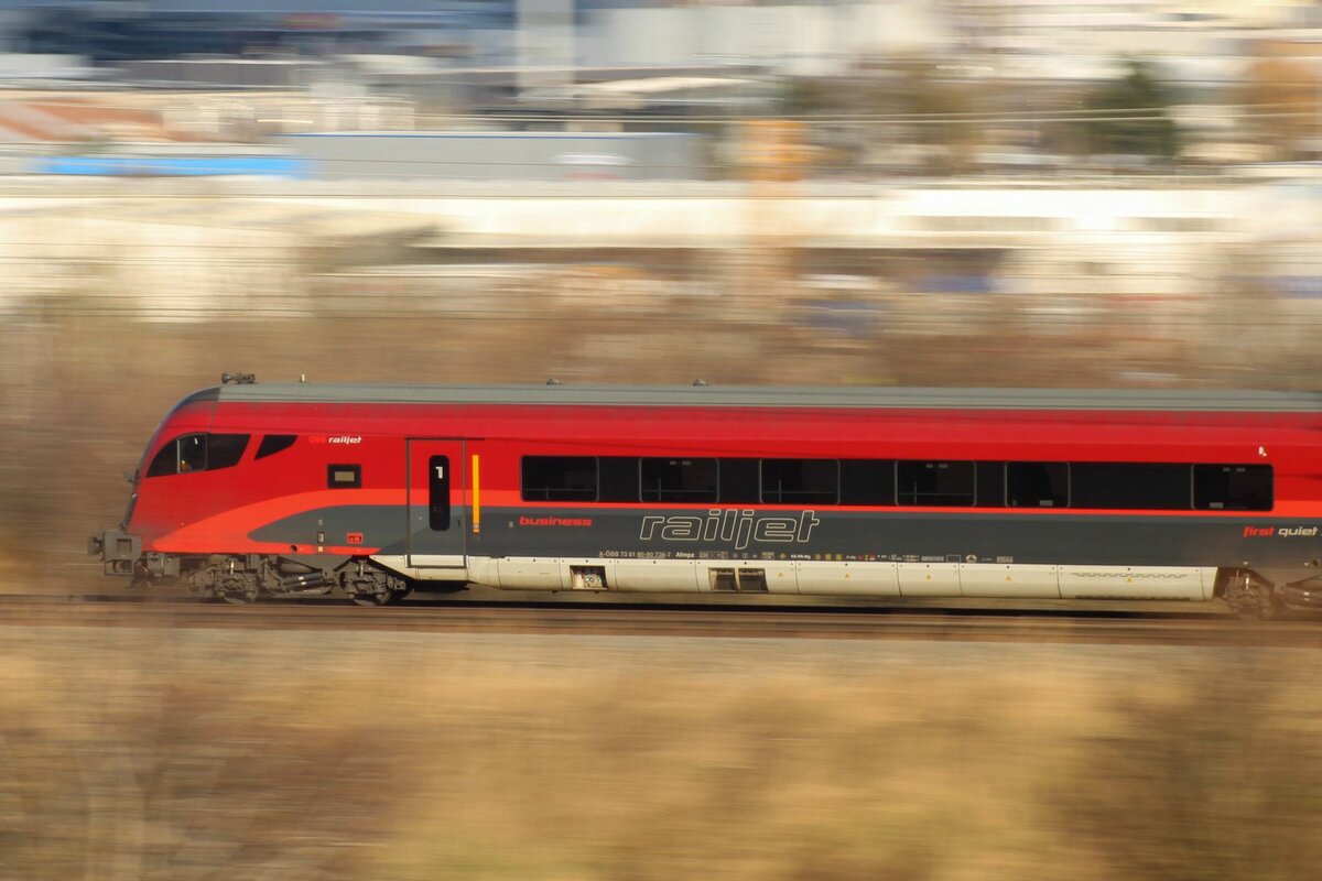 Ein Railjet von Wiener Neustadt kommend nach Wien HBF. Am 15. März um 16.20 Uhr